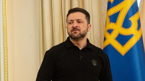 Volodímir Zelenski pronuncia un discurso durante una conferencia de prensa en Kiev, Ucrania, el 22 de abril de 2025  - Sputnik Mundo