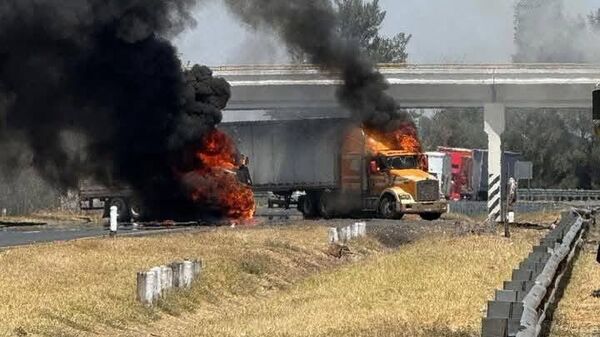 Los bloqueos con vehículos incendiados afectaron carreteras en 29 municipios de 3 estados. - Sputnik Mundo