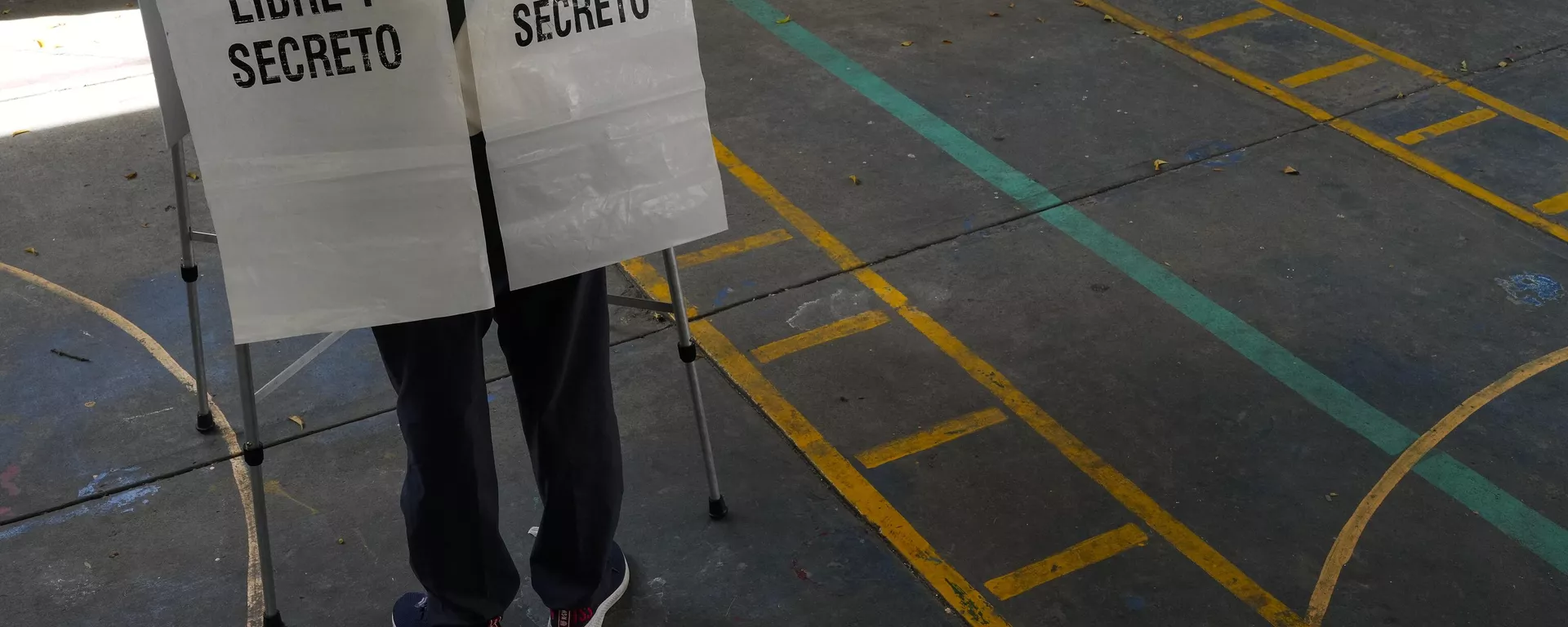 Un votante ejerce su derecho al sufragio en las elecciones del 2 de junio de 2024 (imagen referencial) Un votante ejerce su derecho al sufragio en las elecciones del 2 de junio de 2024 (imagen referencial) - Sputnik Mundo, 1920, 26.04.2025
