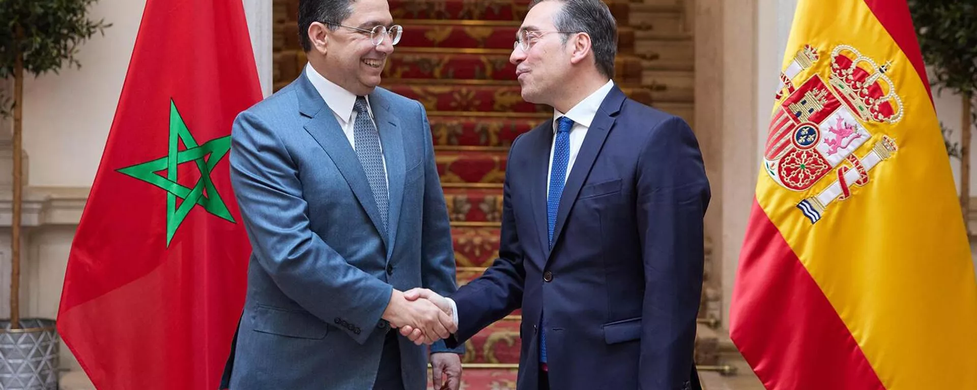 Los ministros de Exteriores de Marruecos y España, Nasser Bourita y José Manuel Albares, durante su reunión en Madrid en Jueves Santo - Sputnik Mundo, 1920, 26.04.2025