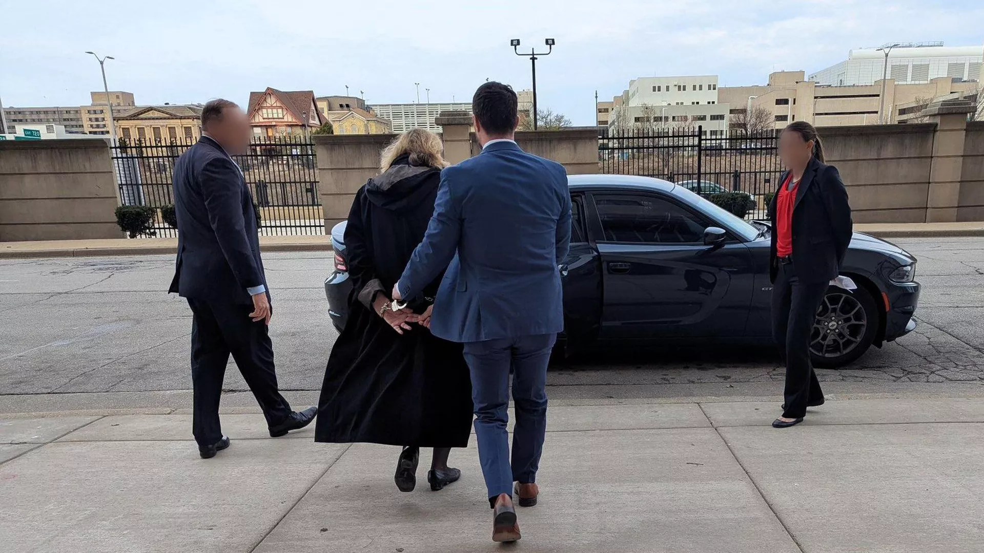 El Buró Federal de Investigaciones (FBI, por sus siglas en inglés) arrestó a la jueza Hannah Dugan en Milwaukee, Wisconsin, tras acusarla de cargos de presunta obstrucción para detener a un migrante indocumentado, informó el director de la agencia, Kash Patel. El Buró Federal de Investigaciones (FBI, por sus siglas en inglés) arrestó a la jueza Hannah Dugan en Milwaukee, Wisconsin, tras acusarla de cargos de presunta obstrucción para detener a un migrante indocumentado, informó el director de la agencia, Kash Patel. - Sputnik Mundo, 1920, 26.04.2025