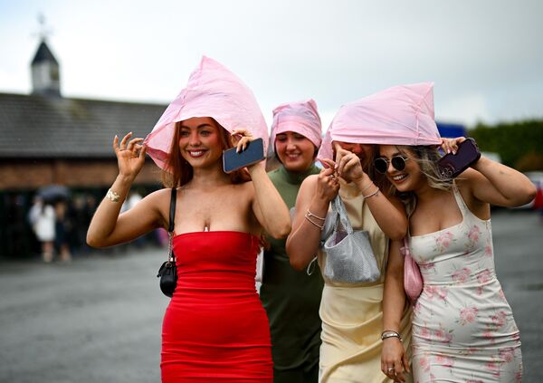 Aficionadas a las carreras de caballos ante una competición durante el festival de Pascua de Fairyhouse, en el hipódromo de Fairyhouse en Irlanda. Aficionadas a las carreras de caballos ante una competición durante el festival de Pascua de Fairyhouse, en el hipódromo de Fairyhouse en Irlanda. - Sputnik Mundo