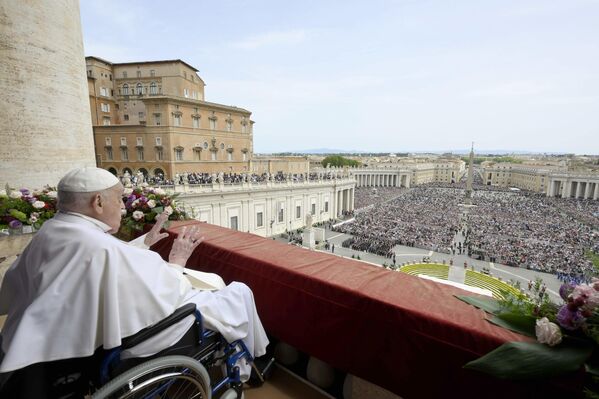 La aparición del papa Francisco durante la bendición urbi et orbi desde un balcón con vista a la plaza de San Pedro del Vaticano, poco antes de su fallecimiento el 21 de abril. La aparición del papa Francisco durante la bendición urbi et orbi desde un balcón con vista a la plaza de San Pedro del Vaticano, poco antes de su fallecimiento el 21 de abril. - Sputnik Mundo