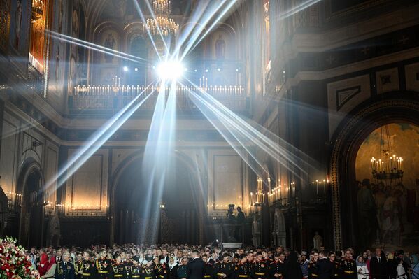 Oficio festivo ortodoxo de Pascua en la catedral de Cristo Salvador de Moscú. Oficio festivo ortodoxo de Pascua en la catedral de Cristo Salvador de Moscú. - Sputnik Mundo