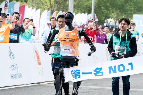 El 19 de abril en Pekín se celebró la primera media maratón del mundo disputada por robots y humanos. En la carrera participaron unas 12.000 personas, así como 20 robots, que compitieron en una distancia de 21 kilómetros. La carrera la ganó el robot 'Tiangong Ultra'. El 19 de abril en Pekín se celebró la primera media maratón del mundo disputada por robots y humanos. En la carrera participaron unas 12.000 personas, así como 20 robots, que compitieron en una distancia de 21 kilómetros. La carrera la ganó el robot 'Tiangong Ultra'. - Sputnik Mundo