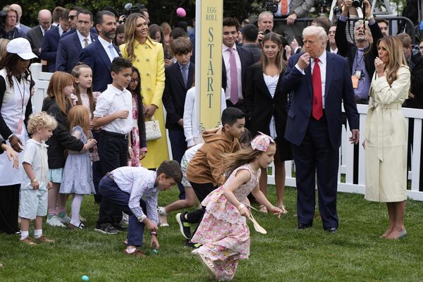 El presidente de EEUU Donald Trump, junto con su esposa, toman parte en los festejos de Pascua frente a la Casa Blanca. El presidente de EEUU Donald Trump, junto con su esposa, toman parte en los festejos de Pascua frente a la Casa Blanca. - Sputnik Mundo