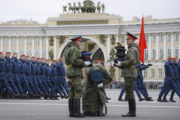 Soldados de la guardia de honor empaquetan sus gorras tras un ensayo para el desfile militar del Día de la Victoria en San Petersburgo, Rusia. Soldados de la guardia de honor empaquetan sus gorras tras un ensayo para el desfile militar del Día de la Victoria en San Petersburgo, Rusia. - Sputnik Mundo