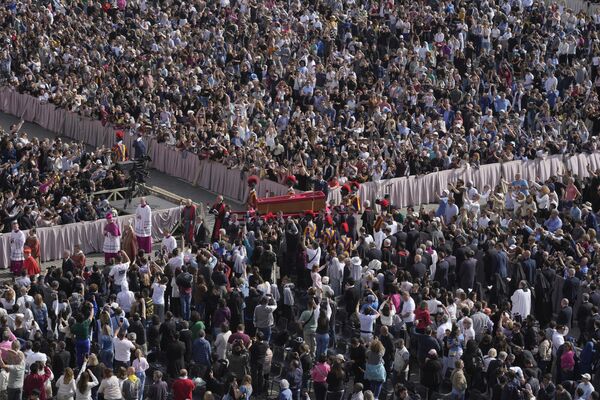El cuerpo del papa Francisco es trasladado por la plaza de San Pedro hacia la basílica de San Pedro del Vaticano, donde permaneció tres días hasta su entierro el 26 de abril. El cuerpo del papa Francisco es trasladado por la plaza de San Pedro hacia la basílica de San Pedro del Vaticano, donde permaneció tres días hasta su entierro el 26 de abril. - Sputnik Mundo