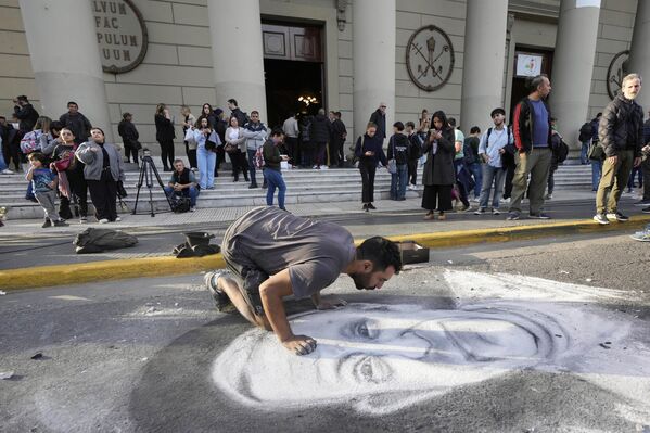 Un artista callejero dibuja un retrato con tiza del difunto papa Francisco frente a la catedral de Buenos Aires. Un artista callejero dibuja un retrato con tiza del difunto papa Francisco frente a la catedral de Buenos Aires. - Sputnik Mundo