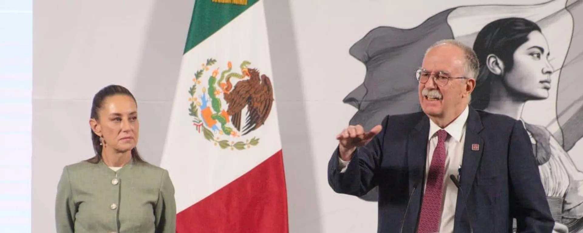 Claudia Sheinbaum, presidenta de México, y Julio Berdegué, secretario de Agricultura - Sputnik Mundo, 1920, 27.04.2025