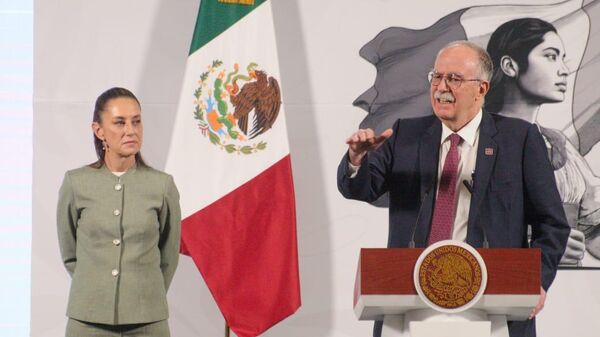 Claudia Sheinbaum, presidenta de México, y Julio Berdegué, secretario de Agricultura - Sputnik Mundo
