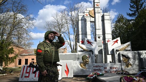 Un militar ruso en una localidad liberada de las tropas ucranianas - Sputnik Mundo