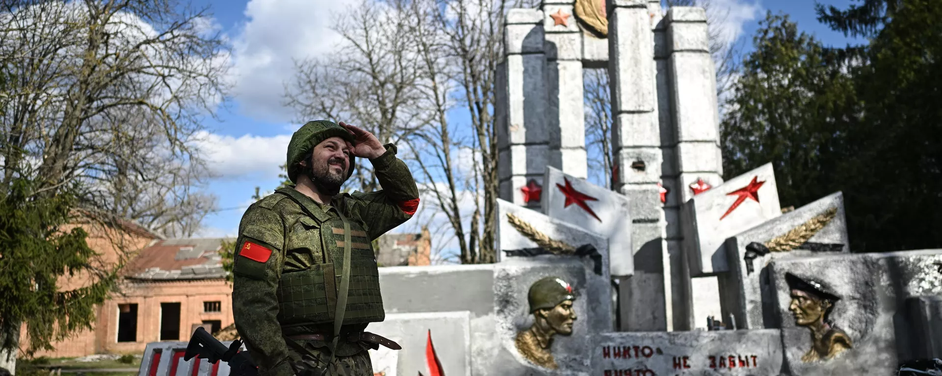 Un militar ruso en una localidad liberada de las tropas ucranianas - Sputnik Mundo, 1920, 28.04.2025