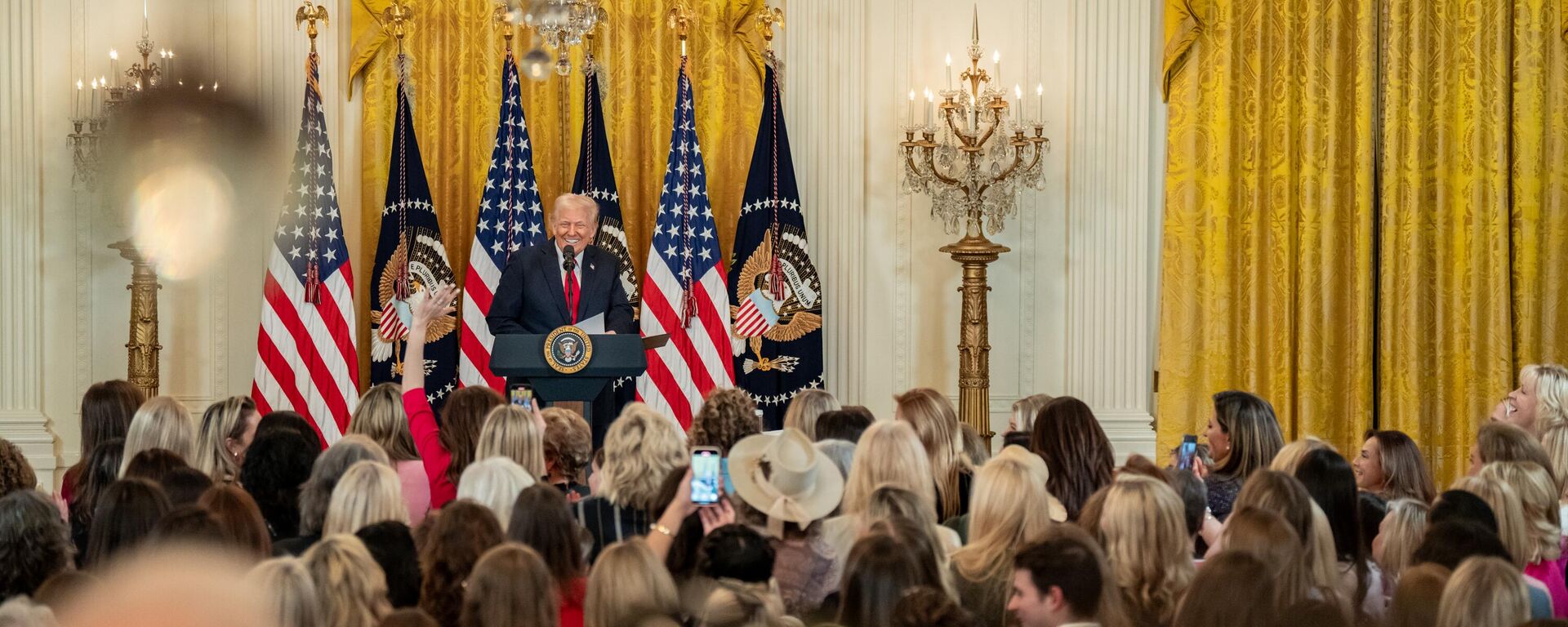 El presidente de EEUU, Donald Trump, en un evento en la Casa Blanca - Sputnik Mundo, 1920, 30.04.2025