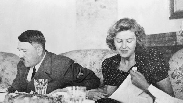 Adolf Hitler y Eva Braun (imagen tomada del álbum de Eva Braun) - Sputnik Mundo
