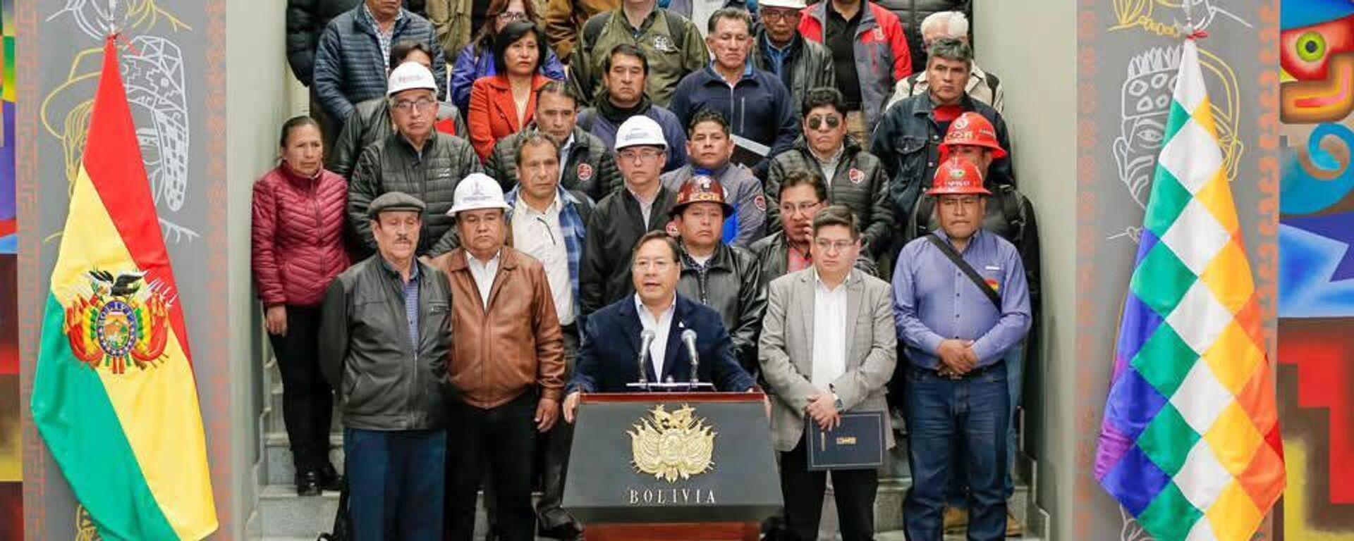 El presidente de Bolivia Luis Arce y la Central Obrera Boliviana (COB) tras encuentro en el que acordaron un incremento del 10% a los sueldos más bajos y del 5% a los haberes básicos - Sputnik Mundo, 1920, 01.05.2025