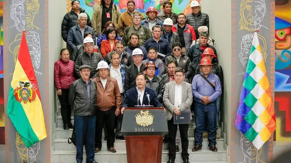 El presidente de Bolivia Luis Arce y la Central Obrera Boliviana (COB) tras encuentro en el que acordaron un incremento del 10% a los sueldos más bajos y del 5% a los haberes básicos - Sputnik Mundo