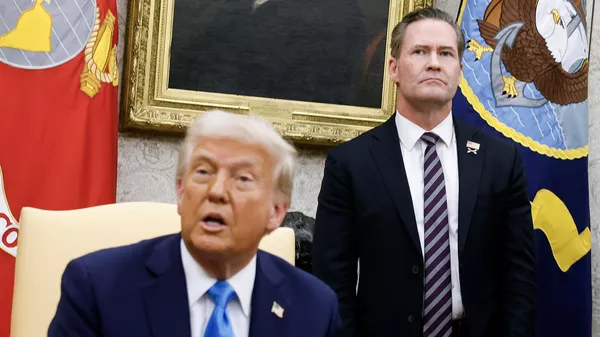 El presidente de EEUU, Donald Trump, con el entonces asesor de seguridad nacional, Michael Waltz, en la Casa Blanca, el 4 de febrero de 2025 - Sputnik Mundo