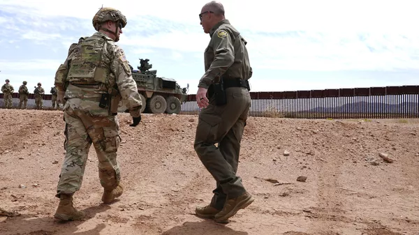 El Ejército de EEUU se ha desplegado en diversos puntos de la frontera que comparte su país con México. - Sputnik Mundo