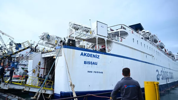 La Coalición Internacional de la Flotilla de la Libertad está cargando un buque portacontenedores llamado Mediterranean, que transporta ayuda humanitaria, en Estambul, Turquía, para llegar a Gaza el 19 de abril de 2024  - Sputnik Mundo
