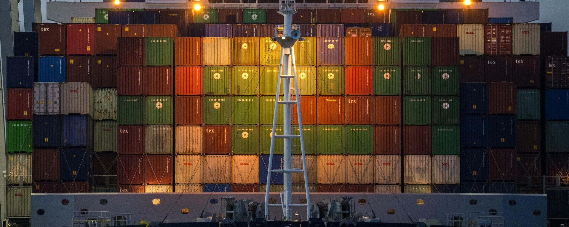 China y EEUU sostienen una guerra comercial, donde los aranceles juegan un papel muy importante. - Sputnik Mundo, 1920, 03.05.2025