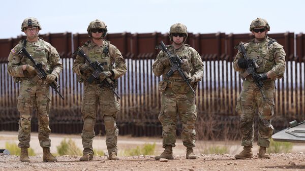 Los militares de Estados Unidos están apostados en la frontera con México. - Sputnik Mundo