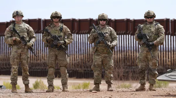 Los militares de Estados Unidos están apostados en la frontera con México. - Sputnik Mundo