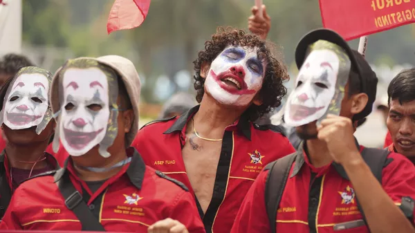 Un trabajador con la cara pintada como el Joker canta consignas durante una manifestación del 1 de mayo en Yakarta, Indonesia. - Sputnik Mundo