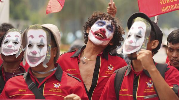 Un trabajador con la cara pintada como el Joker canta consignas durante una manifestación del 1 de mayo en Yakarta, Indonesia. - Sputnik Mundo
