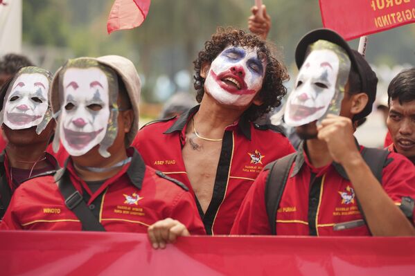 Un trabajador con la cara pintada como el Joker canta consignas durante una manifestación del 1 de mayo en Yakarta, Indonesia. - Sputnik Mundo
