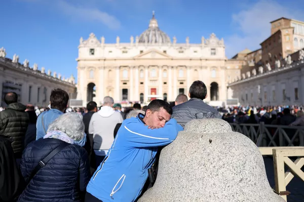 Los fieles se han reunido en la Plaza de San Pedro antes del inicio de la misa funeral por el fallecido papa Francisco en el Vaticano. Después del funeral y la procesión fúnebre con el ataúd por las calles, el cuerpo fue enterrado en la Basílica de Santa María la Mayor. Los fieles se han reunido en la Plaza de San Pedro antes del inicio de la misa funeral por el fallecido papa Francisco en el Vaticano. Después del funeral y la procesión fúnebre con el ataúd por las calles, el cuerpo fue enterrado en la Basílica de Santa María la Mayor. - Sputnik Mundo