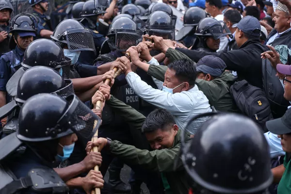 Maestros protestando se enfrentan a la Policía tras intentar entrar en una zona restringida en Katmandú, Nepal.Los docentes protestan exigiendo al Gobierno que apruebe un proyecto de ley con nuevas enmiendas e implemente un acuerdo firmado en 2023. Maestros protestando se enfrentan a la Policía tras intentar entrar en una zona restringida en Katmandú, Nepal.Los docentes protestan exigiendo al Gobierno que apruebe un proyecto de ley con nuevas enmiendas e implemente un acuerdo firmado en 2023. - Sputnik Mundo