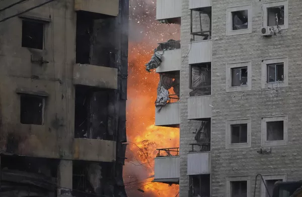 Se producen llamas entre dos edificios después de que un ataque aéreo israelí impactara Dahieh, en los suburbios del sur de Beirut, en el Líbano. Se producen llamas entre dos edificios después de que un ataque aéreo israelí impactara Dahieh, en los suburbios del sur de Beirut, en el Líbano. - Sputnik Mundo