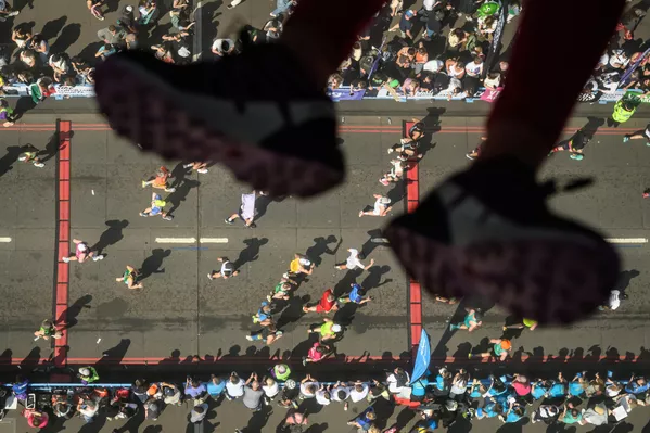 Se ven las piernas de un niño sentado en un panel de vidrio, mirando a los corredores que cruzan el Tower Bridge durante el Maratón de Londres, en Reino Unido. El Maratón de Londres fue fundado por los atletas Chris Brasher y John Disley en 1981 y se desarrolla en un recorrido plano alrededor del río Támesis, comenzando en Blackheath y finalizando en The Mall. Se ven las piernas de un niño sentado en un panel de vidrio, mirando a los corredores que cruzan el Tower Bridge durante el Maratón de Londres, en Reino Unido. El Maratón de Londres fue fundado por los atletas Chris Brasher y John Disley en 1981 y se desarrolla en un recorrido plano alrededor del río Támesis, comenzando en Blackheath y finalizando en The Mall. - Sputnik Mundo
