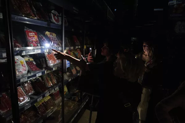 Las personas compran alimentos en un supermercado durante un apagón masivo en Pamplona, al norte de España. Las personas compran alimentos en un supermercado durante un apagón masivo en Pamplona, al norte de España. - Sputnik Mundo