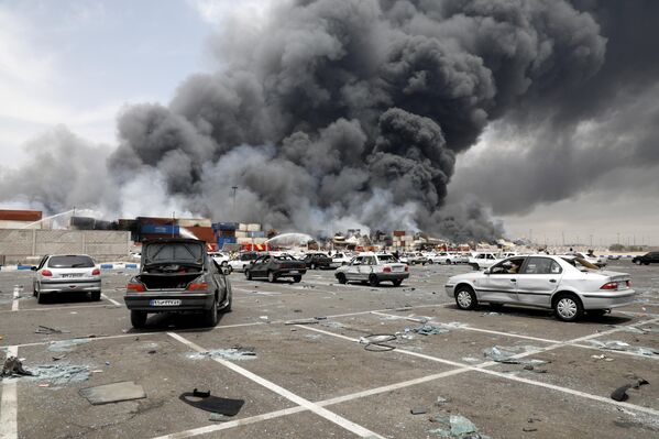 Una densa columna de humo se eleva desde el lugar de una explosión ocurrida en el muelle del puerto de Shahid Rajaee, en la provincia iraní de Hormozgan.La explosión mató a más de cuarenta personas e hirió a más de 1.000. - Sputnik Mundo
