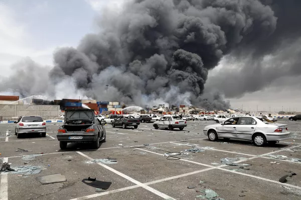 Una densa columna de humo se eleva desde el lugar de una explosión ocurrida en el muelle del puerto de Shahid Rajaee, en la provincia iraní de Hormozgan.La explosión mató a más de cuarenta personas e hirió a más de 1.000. Una densa columna de humo se eleva desde el lugar de una explosión ocurrida en el muelle del puerto de Shahid Rajaee, en la provincia iraní de Hormozgan.La explosión mató a más de cuarenta personas e hirió a más de 1.000. - Sputnik Mundo