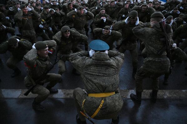 Los cadetes están estirando durante un ensayo para el desfile en Moscú en honor al 80.° aniversario de la Victoria en la Gran Guerra Patria. - Sputnik Mundo