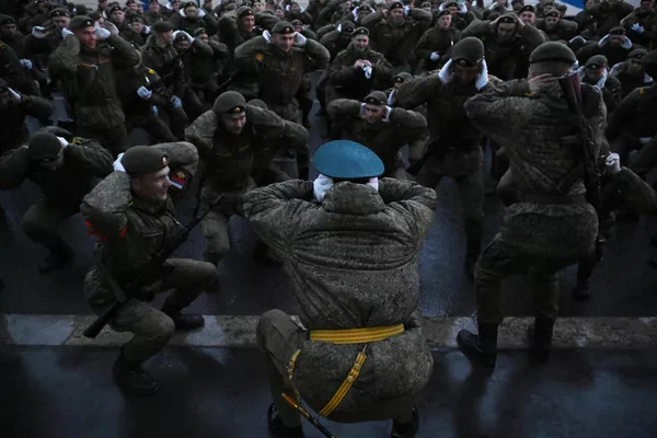 Los cadetes están estirando durante un ensayo para el desfile en Moscú en honor al 80.° aniversario de la Victoria en la Gran Guerra Patria. Los cadetes están estirando durante un ensayo para el desfile en Moscú en honor al 80.° aniversario de la Victoria en la Gran Guerra Patria. - Sputnik Mundo