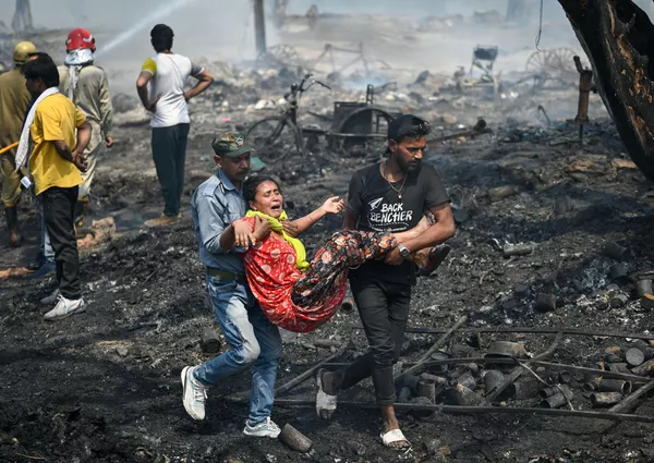 Los familiares de los niños encontrados quemados lloran después de que estallara un gran incendio en el grupo de barrios marginales en Nueva Deli, India. Dos niños murieron y cinco personas resultaron heridas en un gran incendio que arrasó más de 800 viviendas marginales. Según el servicio de bomberos, el incendio fue completamente extinguido en tres horas con la ayuda de 26 equipos de bomberos, pero los trabajos de refrigeración continúan. Los familiares de los niños encontrados quemados lloran después de que estallara un gran incendio en el grupo de barrios marginales en Nueva Deli, India. Dos niños murieron y cinco personas resultaron heridas en un gran incendio que arrasó más de 800 viviendas marginales. Según el servicio de bomberos, el incendio fue completamente extinguido en tres horas con la ayuda de 26 equipos de bomberos, pero los trabajos de refrigeración continúan. - Sputnik Mundo