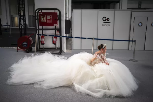 Una modelo descansa luciendo una creación de Julia Kontogruni-Corona Borealis, después de un desfile para la Semana de Moda Nupcial en Barcelona, España. Una modelo descansa luciendo una creación de Julia Kontogruni-Corona Borealis, después de un desfile para la Semana de Moda Nupcial en Barcelona, España. - Sputnik Mundo
