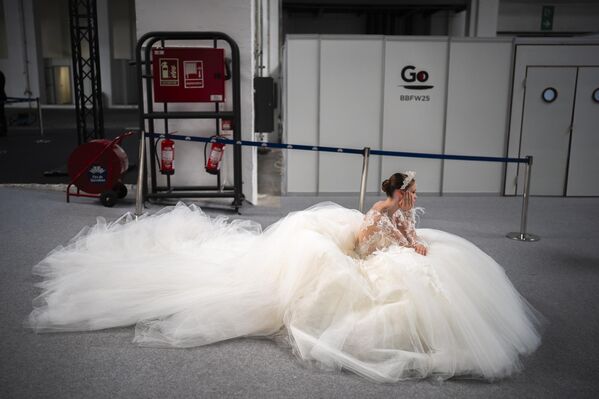 Una modelo descansa luciendo una creación de Julia Kontogruni-Corona Borealis, después de un desfile para la Semana de Moda Nupcial en Barcelona, ​​​​España. - Sputnik Mundo
