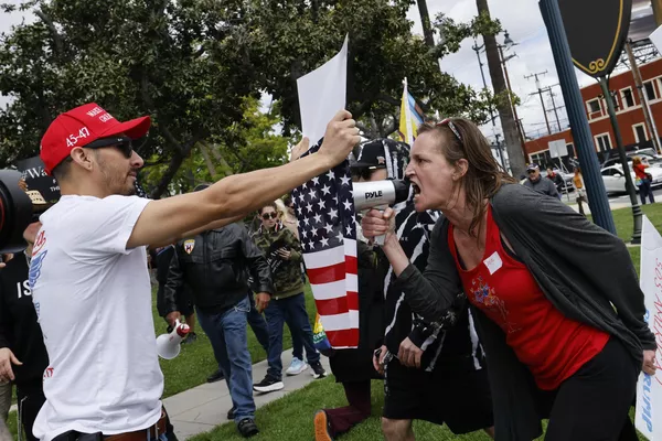 Manifestantes anti-Trump y miembros del movimiento #Walkaway se enfrentan en Beverly Hills, en Los Ángeles, California. Manifestantes anti-Trump y miembros del movimiento #Walkaway se enfrentan en Beverly Hills, en Los Ángeles, California. - Sputnik Mundo