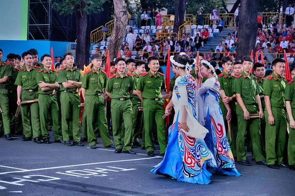 Participantes vietnamitas se reúnen antes de un desfile durante las celebraciones que conmemoran el 50.° aniversario del fin de la guerra de Vietnam, en la ciudad de Ho Chi Minh. Participantes vietnamitas se reúnen antes de un desfile durante las celebraciones que conmemoran el 50.° aniversario del fin de la guerra de Vietnam, en la ciudad de Ho Chi Minh. - Sputnik Mundo