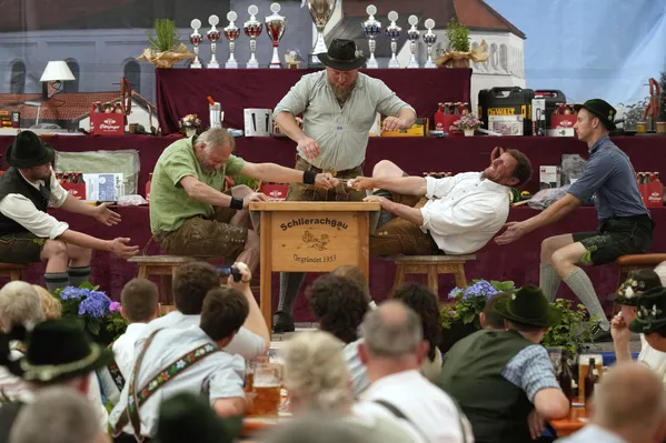 Hombres vestidos con ropas tradicionales intentan tirar a su oponente sobre la mesa en el Campeonato alemán de Fingerhakeln o lucha de dedos, en Alemania. Hombres vestidos con ropas tradicionales intentan tirar a su oponente sobre la mesa en el Campeonato alemán de Fingerhakeln o lucha de dedos, en Alemania. - Sputnik Mundo