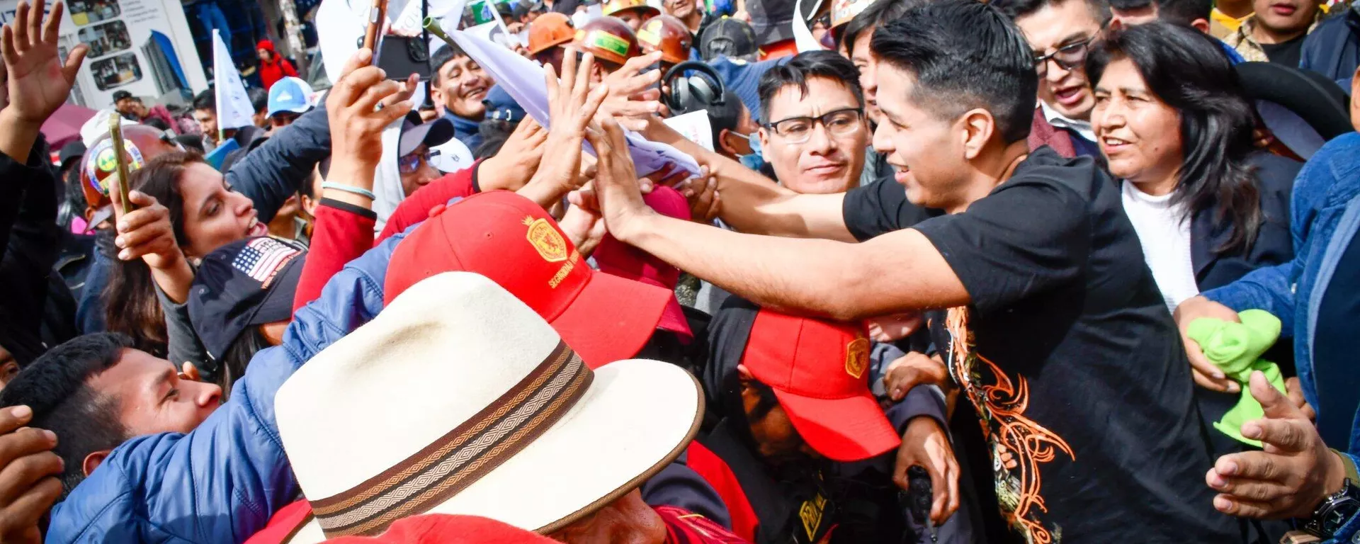 El presidente del Senado de Bolivia, Andrónico Rodríguez, en un acto con seguidores en La Paz. - Sputnik Mundo, 1920, 04.05.2025