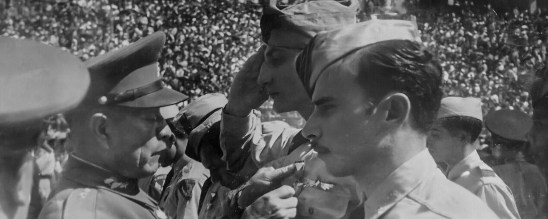 El Sargento César Maximiliano Gutiérrez siendo condecorado por su participación en la Segunda Guerra Mundial  - Sputnik Mundo, 1920, 05.05.2025