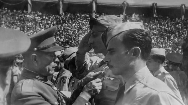 El Sargento César Maximiliano Gutiérrez siendo condecorado por su participación en la Segunda Guerra Mundial  - Sputnik Mundo