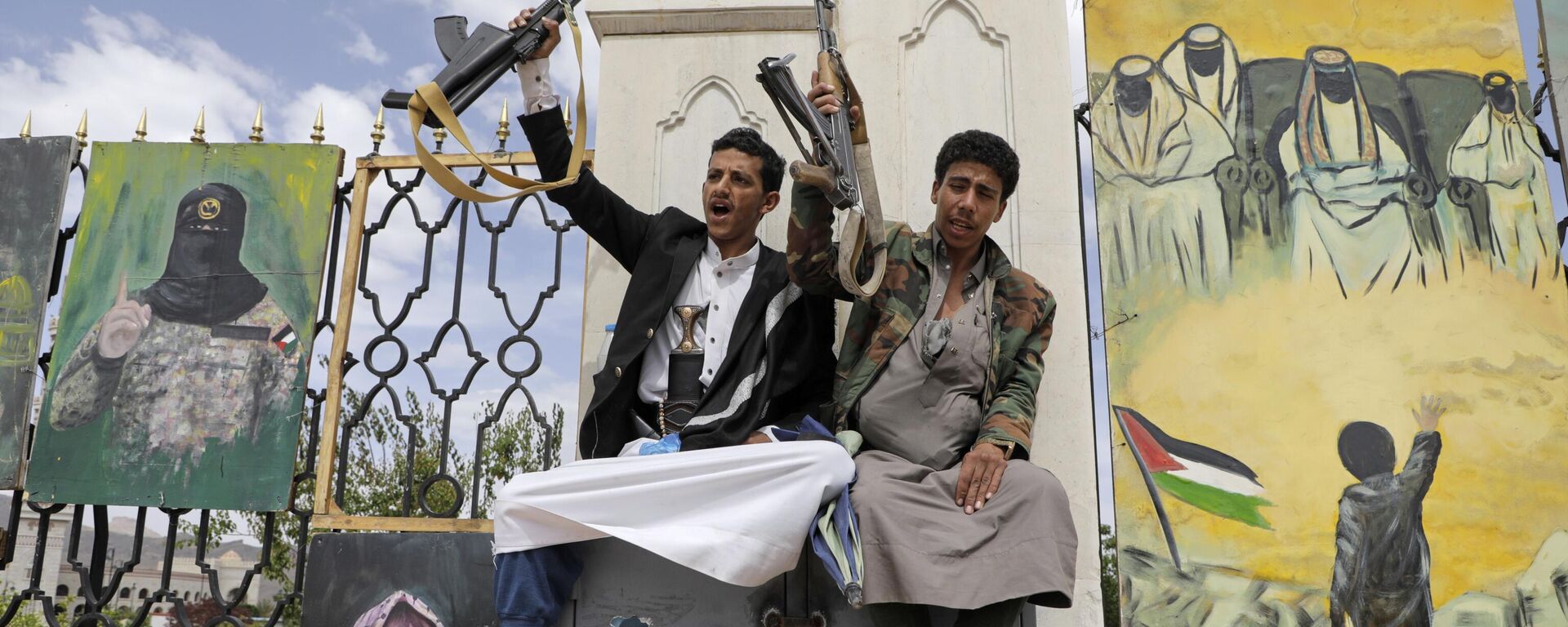 Partidarios de los hutíes corean consignas frente a pancartas de apoyo a los palestinos, durante una manifestación contra Estados Unidos e Israel en Saná, Yemen. - Sputnik Mundo, 1920, 05.05.2025