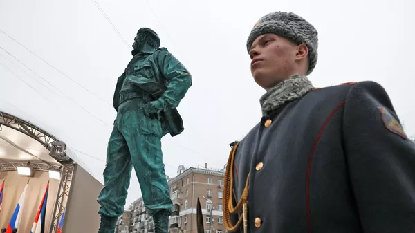 Monumento a Fidel Castro en Rusia y guardia de honor - Sputnik Mundo
